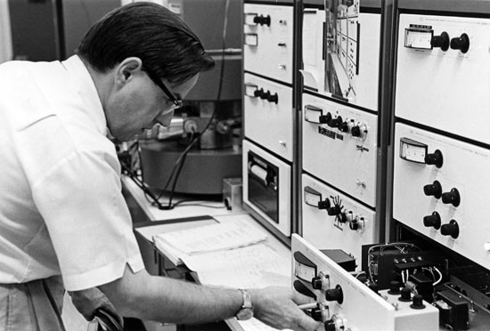 Max Blumer, who joined the WHOI staff in 1960, was a pioneer in detecting trace amounts of organic compounds in seawater and sediment. (Photo by Bill Lambert)